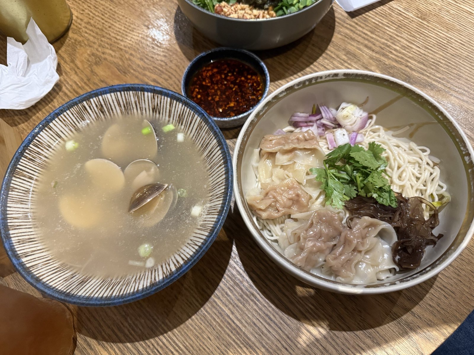台中發楞吃舌尖的記憶抄手拌麵與酒香蛤蜊湯近照