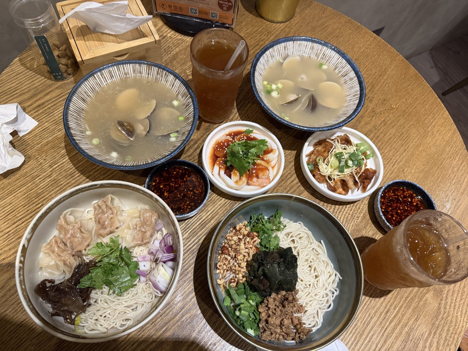 台中發楞吃豐富雙人套餐與小菜全景
