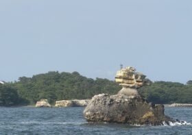 【宮城景點】日本三景松島半日遊：搭松島觀光船看奇岩仁王島！現烤阿部蒲鉾竹葉魚板、漫步五大堂與福浦橋結緣紅橋