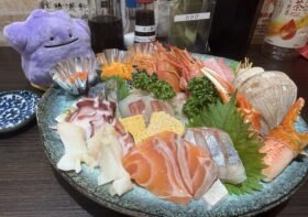 【仙台自由行Day2】仙台車站周邊必逛：PARCO本館、寶可夢中心東北店祭典皮卡丘與中心主比克提尼，中午吃爆仙台朝市超澎湃海鮮生魚片！