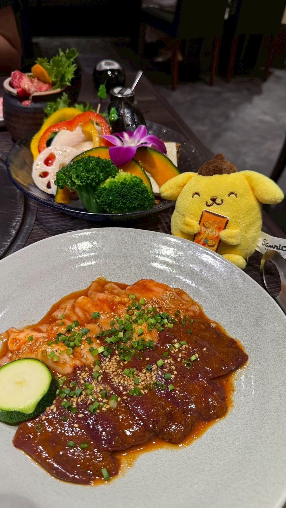 仔虎燒肉烤肉盤與野菜拼盤