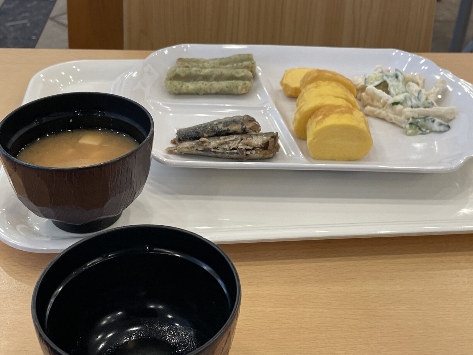 東橫Inn仙台東口2號館豐富早餐盤與仙台竹葉魚板