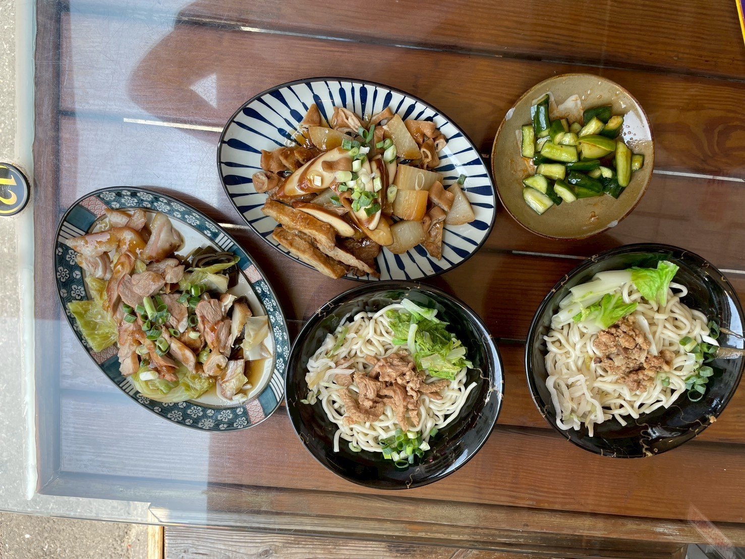 嘉義余媽媽老店麵館乾拌麵與滷味全桌俯瞰