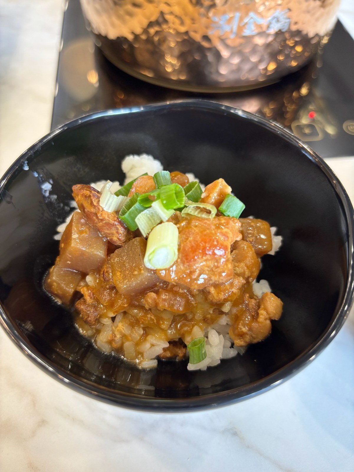 涮金鍋 自助吧招牌必吃 雞肉絲搭配香濃滷肉汁 雞魯飯